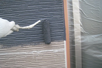 サンプルを吟味して決めたブルーグレーに塗り替えます。