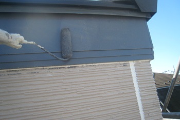 破風板も同じ色に塗り替えます。