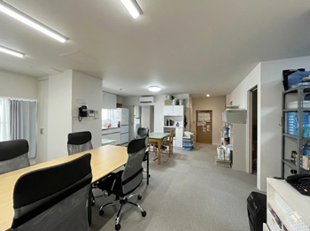 職員室は席を固定せず、その日に好きな席に座れるフリーアドレスに。