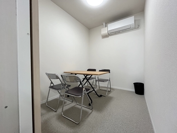 保護者の方との面談室。落ち着いたトーンでまとめました。