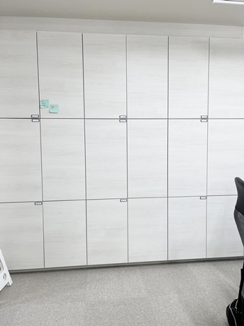 大容量のロッカーを造作。職員の方は退勤前に荷物を全て片付けます。