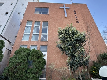 大田区山王のジャーマン通りに面した幼稚園です。外壁はALC（軽量気泡コンクリート）が使われ、正面はオレンジ色のタイル貼りでした。