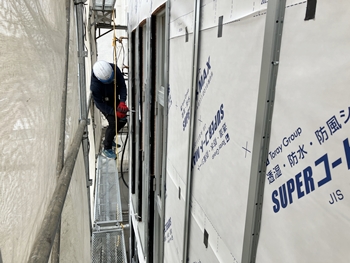 外壁に透湿・防水シートを張りました。雨水の侵入を防ぎ、室内の湿気を逃がす優れた下地材です。