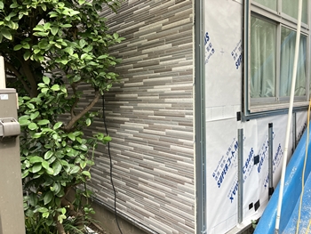 シートの上からサイディングを張ったところ。