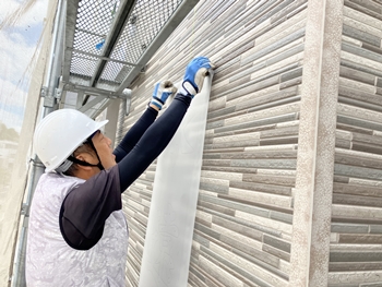 壁面に貼ってあった文字も交換するため、文字の位置を決めているところ。