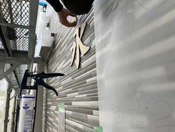 位置を確認しながら取り付けます。