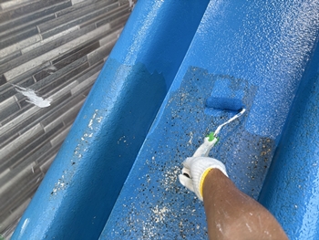 剥げている箇所が多かったすべり台も、遊具専用の塗料でキレイに塗り直します。