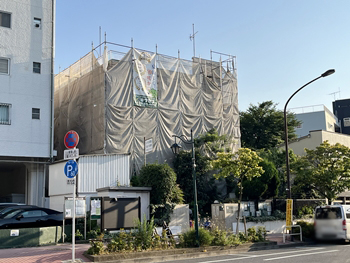 工事中は飛散防止用のシートを張り、安全第一に努めます。