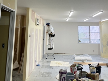 壁紙を張っているところ。