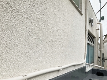 建物の正面ともう1面はサイディング、他の2面は塗装で仕上げました。配管も同色で塗り直しました。