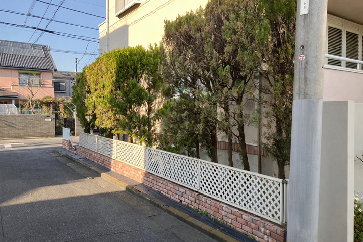 フェンス沿いに植えられていた庭木は、剪定や落ち葉の掃除など日頃のお手入れが大変だったそうです。