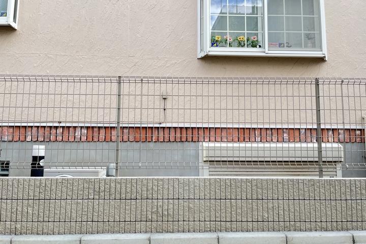 フェンスはアルミ製からスチール製へ変更。外観がすっきりとした印象になりました。