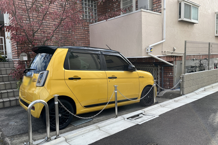 駐車スペースにはポールを設置。ポールを地面まで下げて広く使うことも可能です。道路の曲がり角の部分には、頑丈なU字のポールを設置しました。