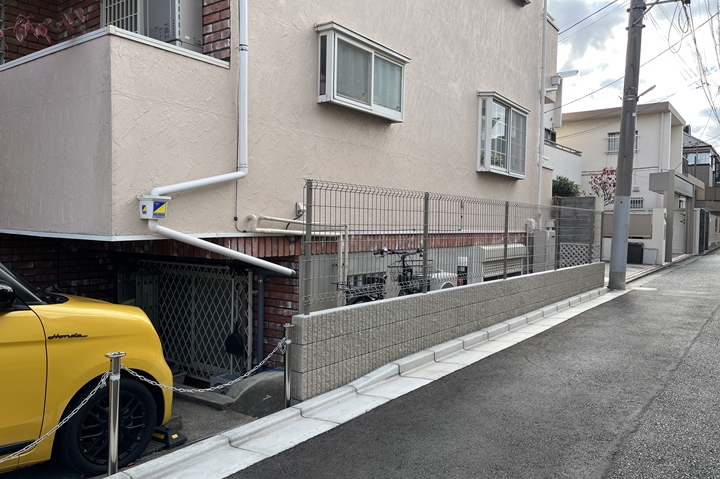 車を駐車したまま、前方のチェーンを外して自転車の出し入れができるようになりました。