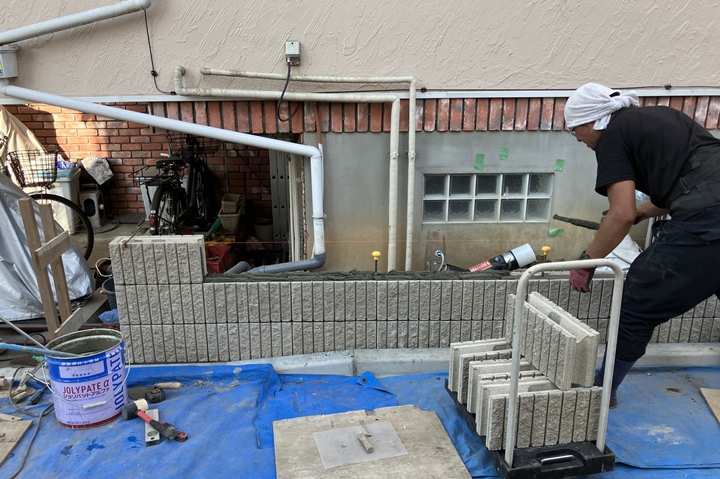 ブロックを3段積んでいきます。