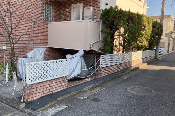 車の接触により、ブロック塀の一部が削れてしまっていました。フェンスの出入口に段差が2か所あるため、バイクや自転車は別の広いスペースから出し入れしていました。