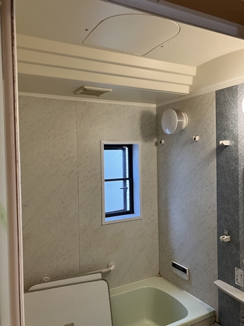 2階の浴室から階下のトイレへ水漏れが発生していました。