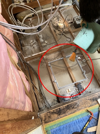 浴室の床下には、1階トイレの点検口（赤丸）が設けられています。この点検口から水漏れが確認できました。