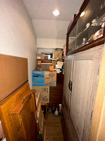 長年にわたり、古い家具や雑貨が収納されていた納戸。