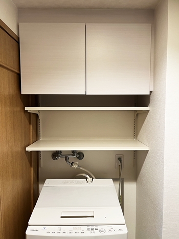 洗濯機の上に棚を設置し、すっきりと使いやすくなりました。