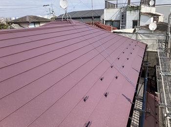 軽くて耐久性の高い屋根材「スーパーガルテクト」を施工しました。