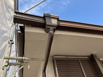 カバー工法により屋根の高さが変わるため、雨どいも新しく交換しました。