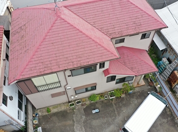 屋根の傷み具合を調べるため、ドローン点検を行いました。