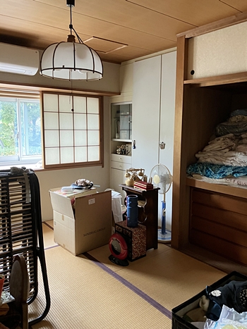 6畳和室に押し入れと造り付けの収納棚がありました。