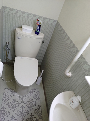 既存のトイレは残し、壁紙と床を張り替えることになりました。