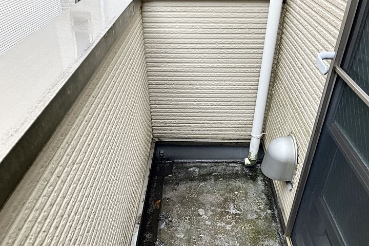 バルコニーの床は汚れが溜まり、カビや苔が生えていました。