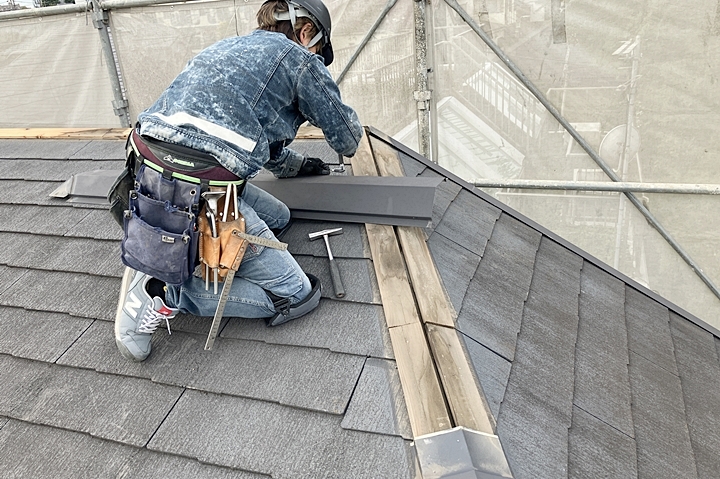 既存の棟板金を撤去し、木製の貫板がむき出しになっています。