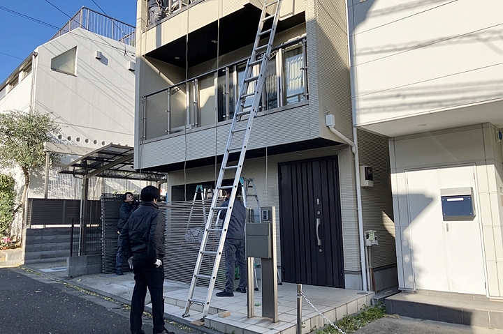 バルコニーの下部を塗装するため、フェンスを脱着する必要がありました。