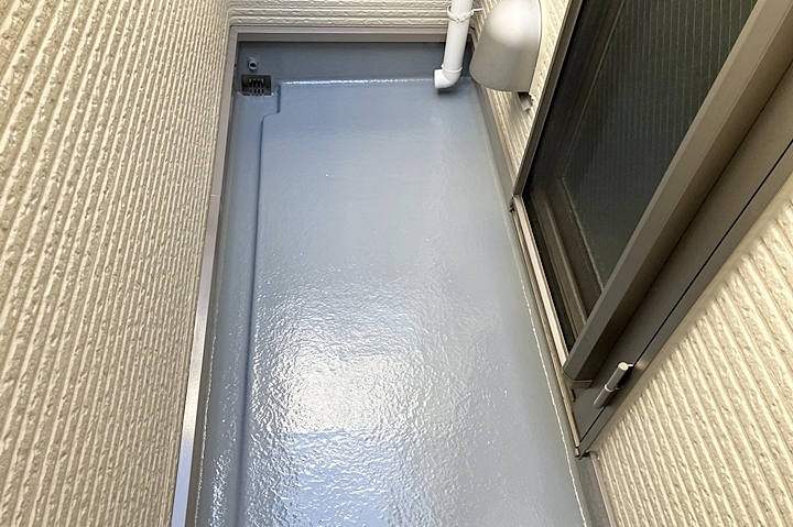 ベランダもトップコートを施工し、防水性を回復。周囲の壁もあわせて塗装しました。
