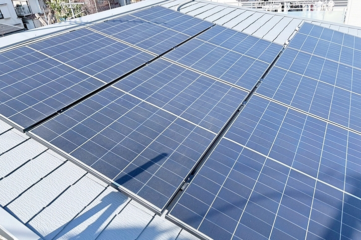 発電効率に優れたAIKOの太陽光パネルを設置。反射を抑えた防眩仕様で、従来品より軽量なため屋根への負担も軽減できます。