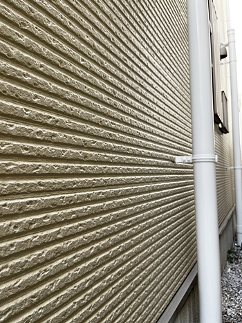 外壁塗装が完成。竪どいの色との組み合わせも上品です。
