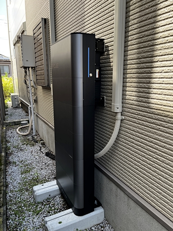 太陽光で発電した電気を蓄えられる蓄電池も設置。コンパクトなデザインで、限られたスペースにも設置しやすい製品です。