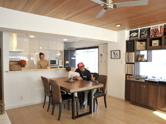 住む人の個性が光る 素材のバランスにこだわったリゾート風くつろぎの家