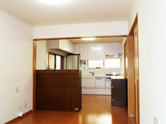 家族が集う空間が、より快適になるよう、リビングダイニングの内装を直し、キッチンを入れかえ、床下断熱も施しました。