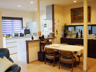 クローズドタイプのキッチンの壁を取り壊し、 ウッドデッキまでつながる開放的なＬＤＫにリフォーム