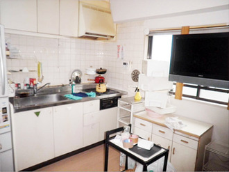 リフォーム前のお片づけは、本人だけでお片づけをするのは困難な状態だったので専門の「お片付け部隊」を提案させていただきました。