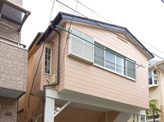 屋根は、瓦から断熱効果のある金属製の屋根に葺き替えました。