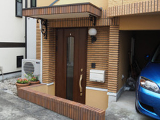 とにかく柱を使わずに家に合った玄関の屋根に戻したい！そんな要望に応えてくださいました